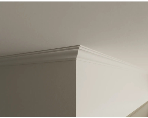 Ecke mit angebrachter Zierleiste zwischen Wand und Decke