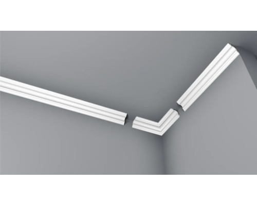 Zimmer mit Stuckleisten an der Decke