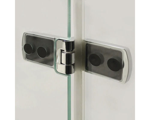 Detailansicht eines Duschkabinenbeschlags aus Glas