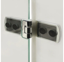 Detailansicht eines Duschbeschlags aus Metall an einer Glasduschwand.