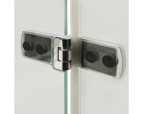 Detailansicht eines Duschbeschlags aus Metall an einer Glasduschwand.