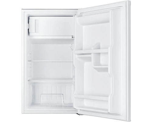 Offener weißer Kühlschrank mit Regalen