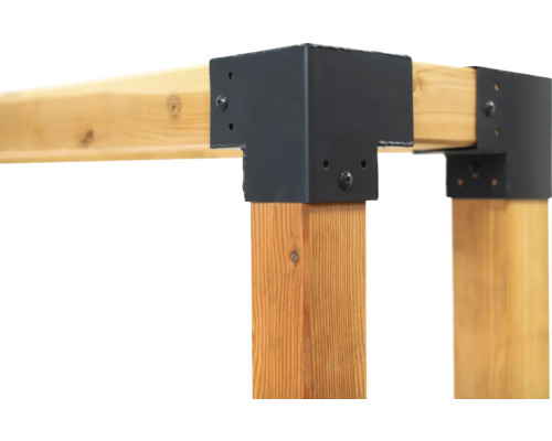 Holzkonstruktion mit schwarzen Eckverbindern