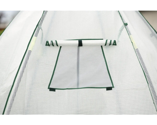 Detailansicht eines Gewächshauses mit Fenster