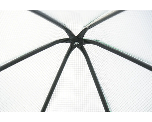 Detailansicht des Gestells eines Gewächshauses mit Netz