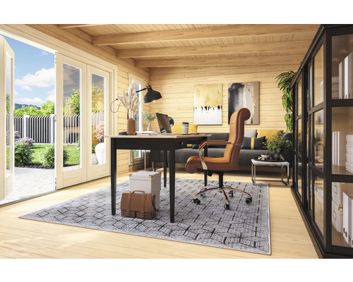 Büro in einem Holzhaus mit Schreibtisch, Bürostuhl, Bücherregal und geöffneter Tür zum Garten.