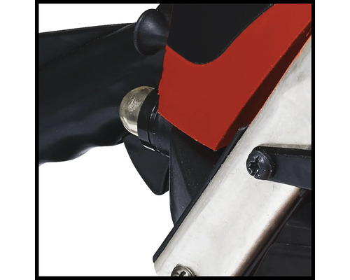 Detailansicht einer Heckenschere: Bedienelemente und Gehäuse.