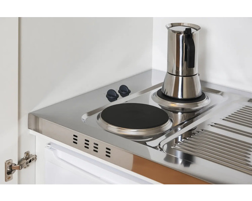 Kompakte Küchenzeile mit Kochfeld, Spüle und Espressokocher