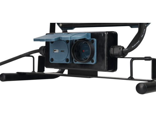 Nahaufnahme eines Baustrahlers mit Steckdose und USB-Anschluss