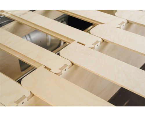 Detailansicht eines Lattenrosts aus Holz.