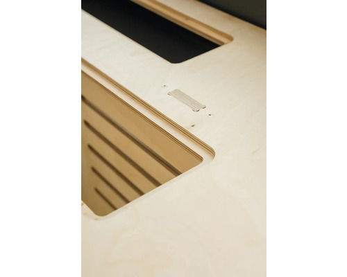 Detailansicht einer Holzplatte mit Aussparungen