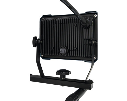 Rückseite einer LED-Baustellenleuchte mit Stativ