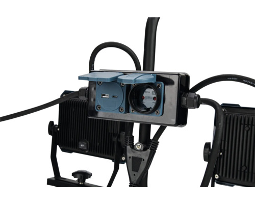 Detailansicht von USB- und Steckdosenanschlüssen