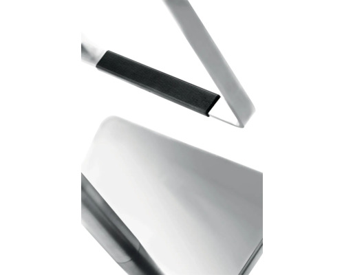 Detailansicht einer Trittleiter mit geriffelter Stufe