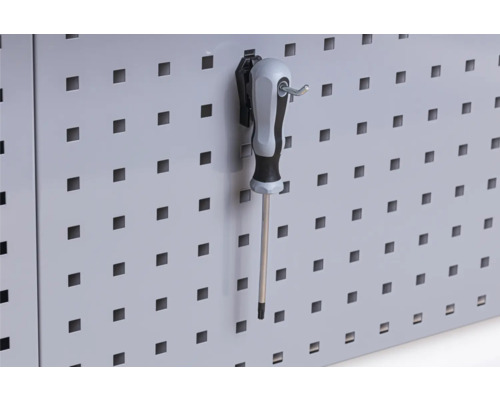 Lochwand mit Schraubendreher und Haken