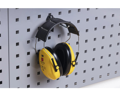 Gelbe 3M Peltor Optime I Kapselgehörschützer hängen an einer Lochwand