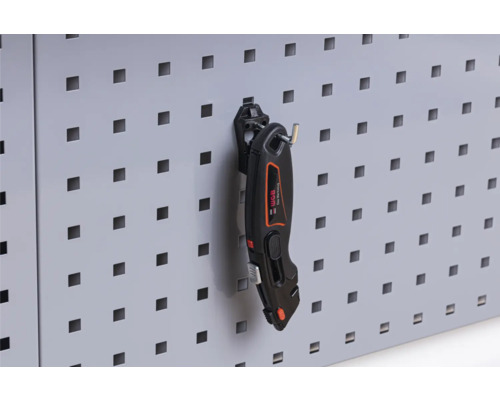 Lochwand mit einem Cutter-Messer für Werkstattbedarf