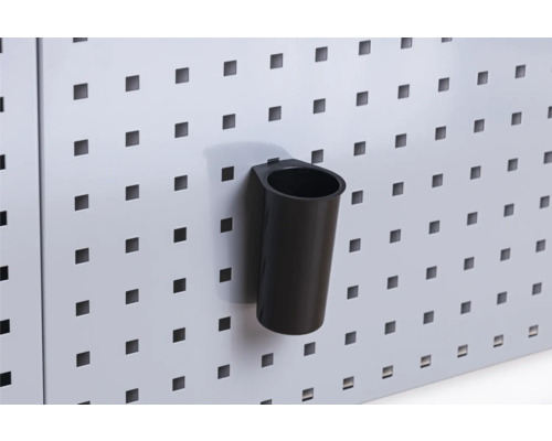 Lochwand mit schwarzem Werkzeugbecher