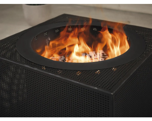 Detailansicht einer schwarzen, würfelförmigen Feuerstelle mit Flammen