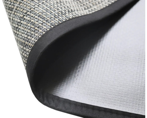 Detailansicht einer Tischmatte mit gewebter Oberfläche und Stoffrand