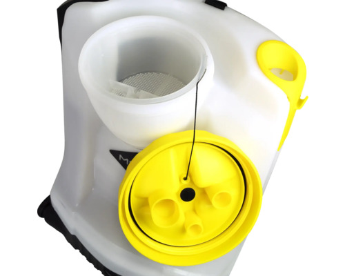 Detailansicht eines Pflanzenschutzsprühers mit Einfülltrichter und offenem Tankdeckel