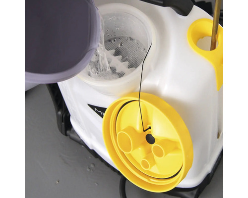 Befüllen eines Gartensprühers mit Flüssigkeit