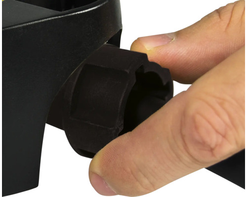 Detailaufnahme einer Person, die ein Bauteil an einem anderen Bauteil befestigt