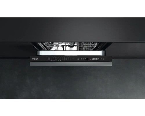 TEKA Geschirrspüler mit digitaler Anzeige und offener Tür