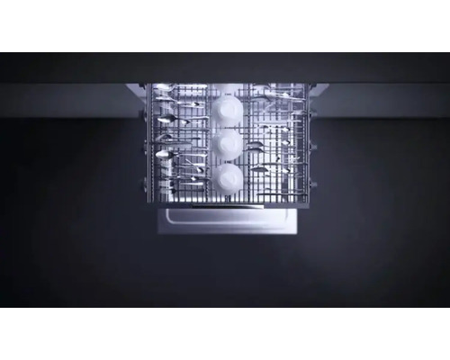 Geschirrspüler mit Besteck und Geschirr im Innenraum.