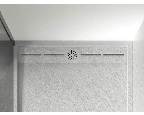 Detailaufnahme einer Duschrinne mit linearer Abdeckung und Muster
