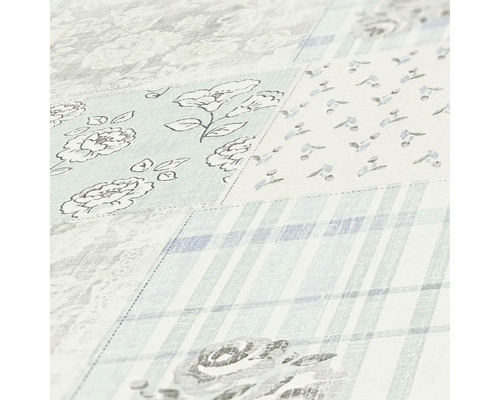 Nahaufnahme einer Tapete mit Patchworkmuster aus Blumen und Karos