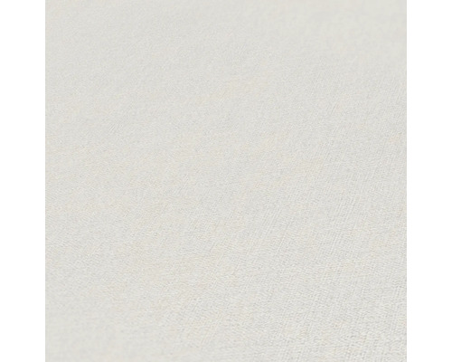 Nahaufnahme einer hellen Vliestapete mit leichter Struktur