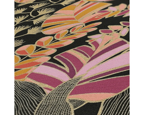 Detailaufnahme einer gemusterten Tapete mit floralen Elementen auf dunklem Hintergrund