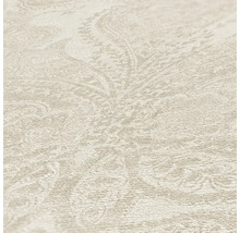Nahaufnahme einer beigen Vinyltapete mit Paisley Muster.