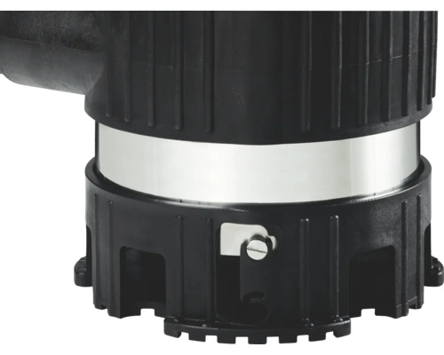 Detail einer schwarzen Pumpe mit silberner Manschette