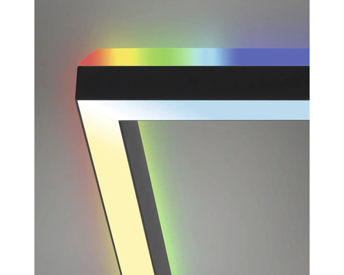 Nahaufnahme einer dreieckigen, mehrfarbigen LED-Deckenleuchte