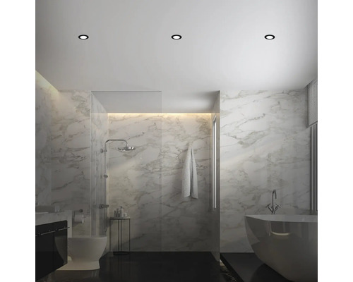 Modernes Badezimmer mit Marmorwänden, Dusche, Badewanne, Waschtisch und Deckenspots