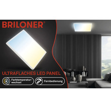 Briloner Logo. Flaches LED Panel mit einstellbarer Farbtemperatur und Fernbedienung in einem Wohnraum.