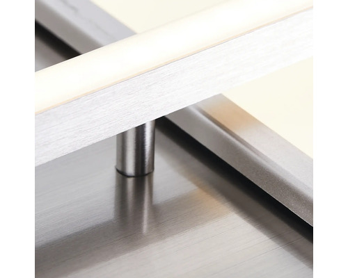 Detailaufnahme einer Deckenleuchte aus Metall mit Lichtelement