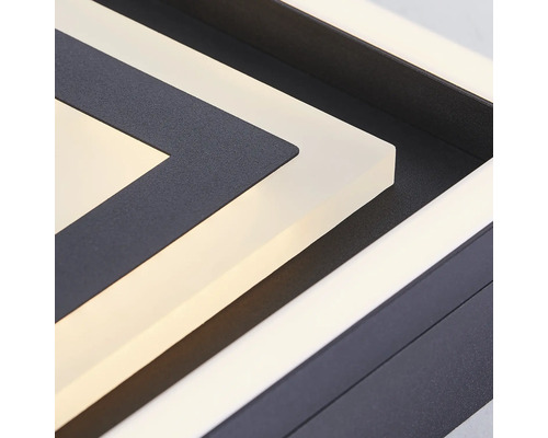 Detailaufnahme einer geometrischen Deckenleuchte mit LED-Beleuchtung.