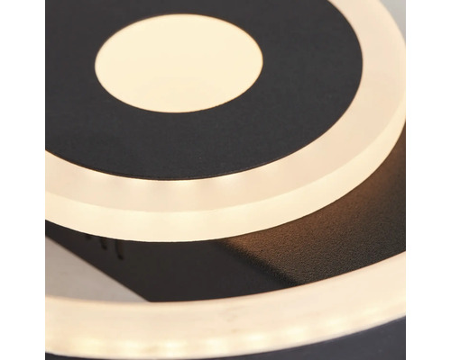 Detailansicht einer runden Deckenleuchte mit LED-Beleuchtung