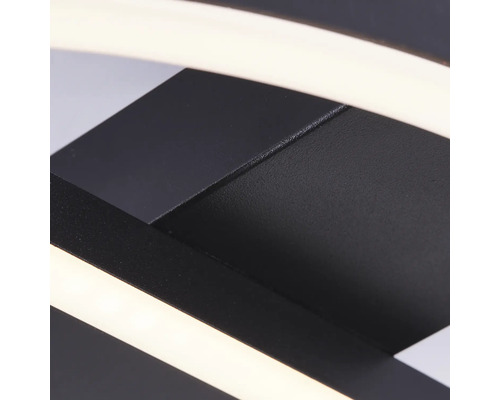 Detailaufnahme einer LED-Deckenleuchte mit Metallrahmen