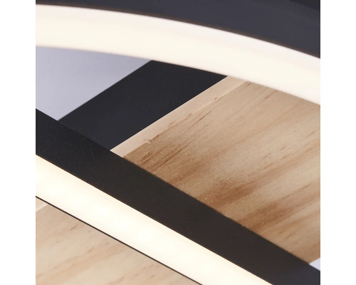 Nahaufnahme einer Deckenleuchte mit Holzelementen und LED-Beleuchtung