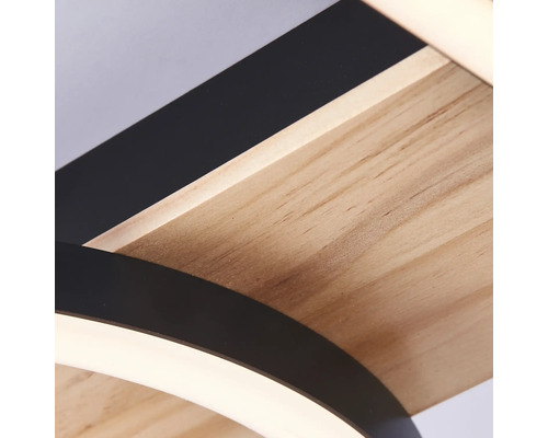 Detailaufnahme einer Deckenleuchte mit Holzelementen und LED-Beleuchtung.