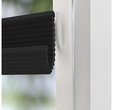 Nahaufnahme einer schwarzen Fensterplisseeanlage am Fenster