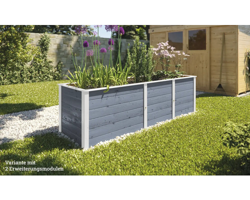 Blumenkasten aus Holz mit Pflanzen im Garten