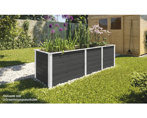 Langer Pflanzkasten mit Erweiterungsmodulen im Garten mit Pflanzen