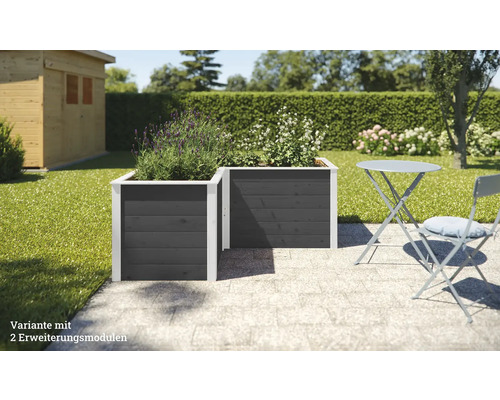 Zwei graue Hochbeete aus Holz mit Pflanzen im Garten.