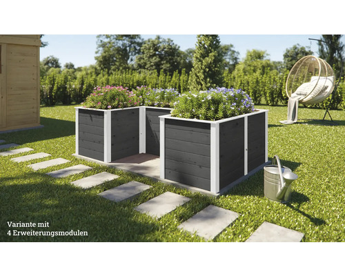 Gartenansicht mit zwei Hochbeeten aus Holz und weißen Umrandungen mit Pflanzen und Steinfliesenweg.