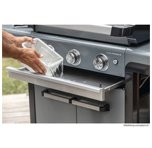 Reinigung eines Gasgrills durch Ausleeren einer Wasserschale